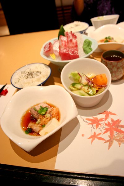 dinner at a japanese restaurant near the hospital, presentation was REALLY good, so I thought I\'d take pictures